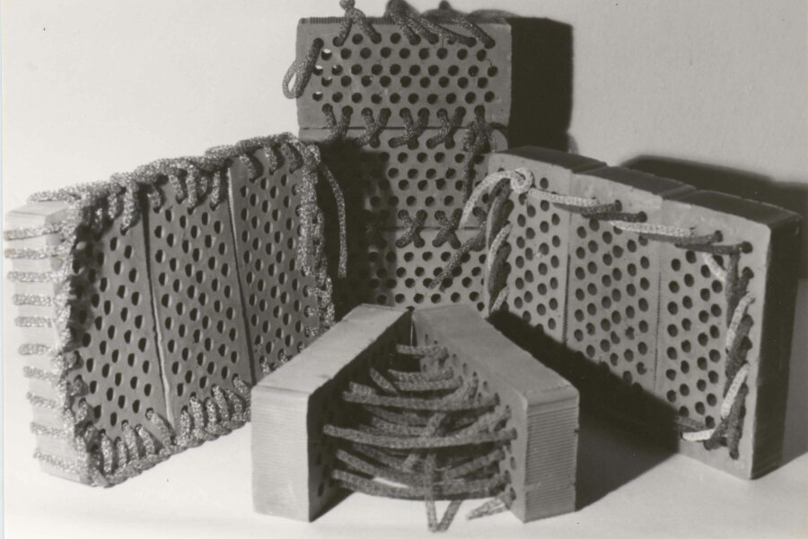 Blanka Šperková, Zašívaní, obšívaní, vyšívaní, páraní, 1991, cihla a pletený drát, foto: Blanka Šperková